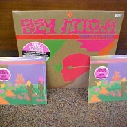 Purchase the new FLAMING LIPS “Oczy Mlody” vinyl LP, and receive free, a limited edition green vinyl 7″! 7″